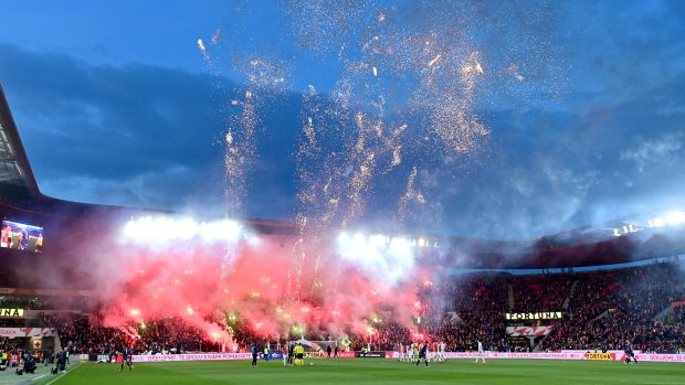 Pyroshow před fotbalovým zápasem Slavia Praha - Viktoria Plzeň