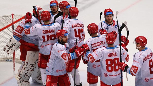 Hokejisté Třince slaví vítězství nad Pardubicemi