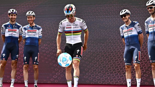 Remco Evenepoel v dresu mistra světa na Giru v roce 2023 předvedl kromě cyklistického umění také fotbalové triky