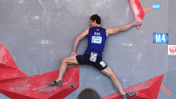 Adam Ondra v sobotu na mistrovství světa v Bernu soutěží v kombinaci