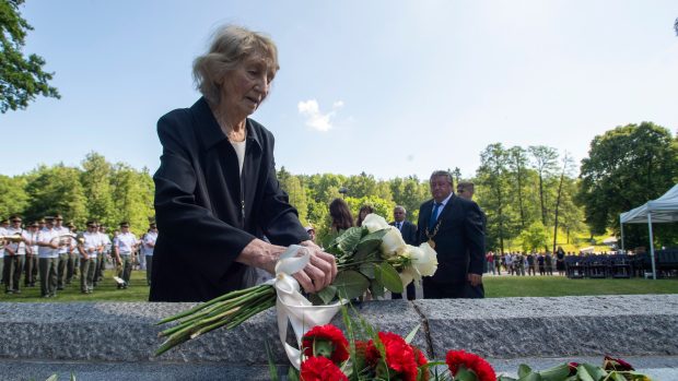 Jarmile Doležalové, rozené Šťulíkové, bude letos 84 let, je poslední přeživší z vypálených Ležáků