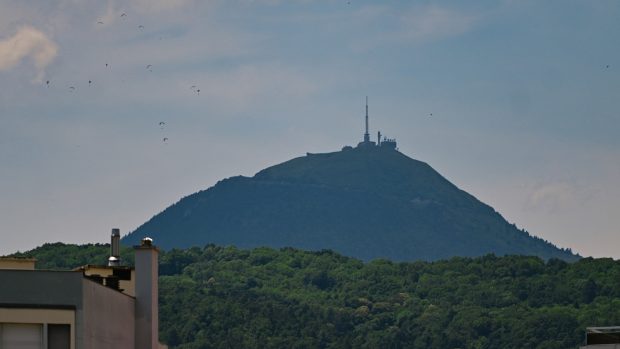 Po 35 letech se cyklisté na Tour de France vrací na sopku Puy-de-Dôme