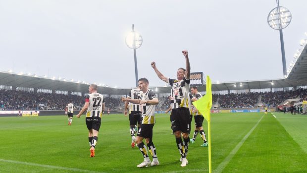 Hradečtí fotbalisté slaví gól na novém stadionu.