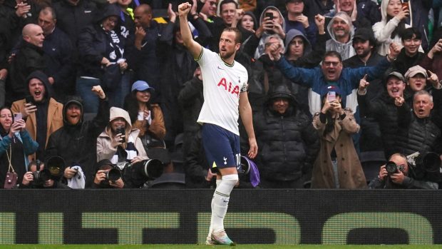 V dresu Tottenhamu už se útočník Harry Kane radovat nebude. Přestoupil do německého Bayernu Mnichov a stane se nejdražším hráčem Bundesligy