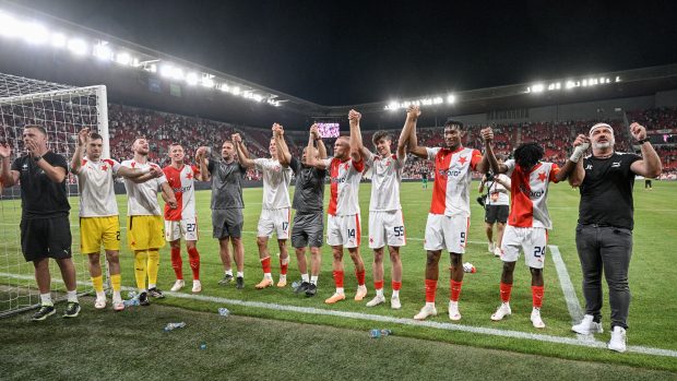 Děkovačka fotbalistů Slavie a trenéra Jindřicha Trpišovského po vítězném utkání proti Zorje Luhansk