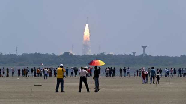 Lidé sledují raketu PSLV XL, která nese sondu Aditya-L1, první indickou vesmírnou observatoř pro studium Slunce