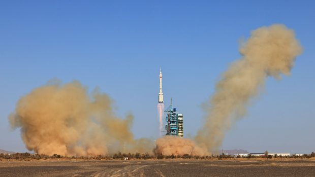 Pilotovaná kosmická loď Šen-čou-17 na palubě nosné rakety Dlouhý pochod-2F startuje z Jiuquan Satellite Launch Center v severozápadní Číně