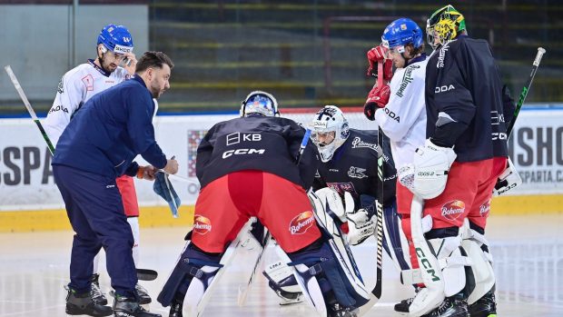 Reprezentační trenér brankářů Ondřej Pavelec předává mladším gólmanům své zkušenosti