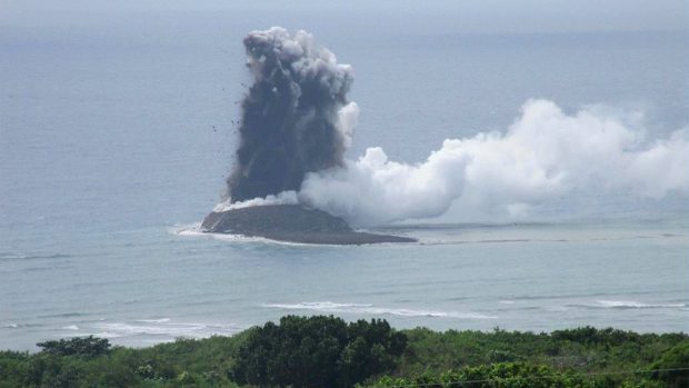 Po podmořské erupci vznikl jižně od Tokia ostrůvek