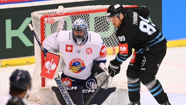 Brankář Vítkovic Matěj Machovský a Antti Tyrväinen z Lahti