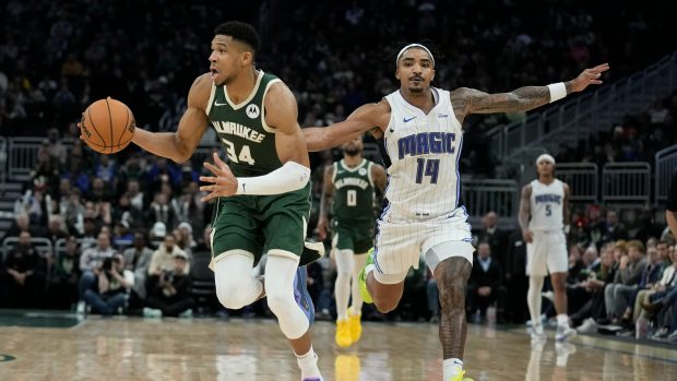 Janis Adetokunbo táhl v NBA Milwaukee k výhře nad Orlandem