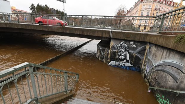 Zatopený podchod řekou Teplou v Karlových Varech