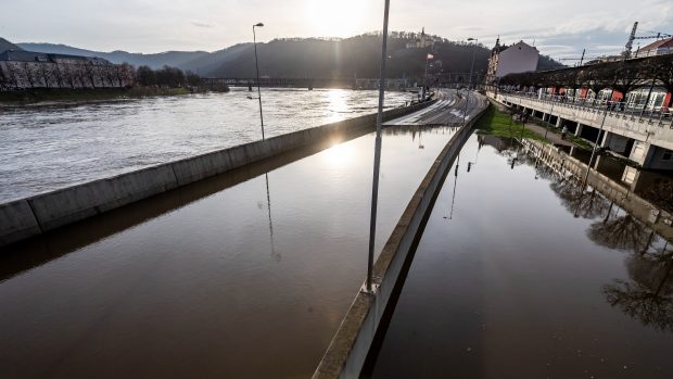 Rozvodněným Labem zaplavená silnice I/30 v nefunkční protipovodňové vaně v Přístavní ulici pod mostem Dr. Edvarda Beneše
