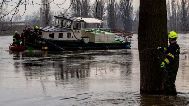 Vyprošťování uvízlé lodi na Labi v Litoměřicích