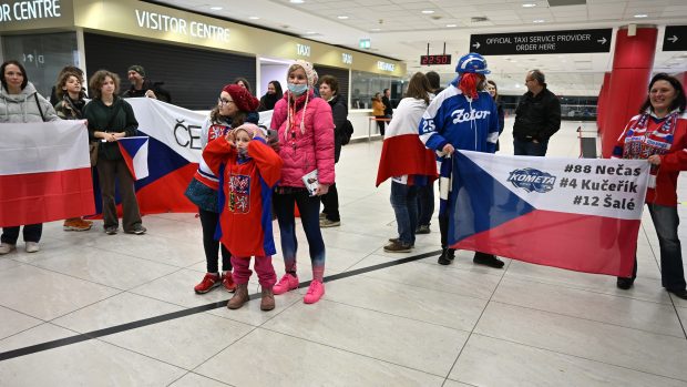 Na české hokejové reprezentanty do 20 let krátce před půlnocí čekali na pražském letišti fanoušci