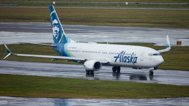 Boeing 737 MAX 9 před vzletem z Portlandu, po kterém mu ve výšce pěti kilometrů vypadla část trupu, kde obvykle bývá nouzový východ