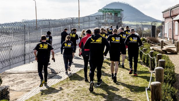 Účastníci běhu na zahájení 9. ročníku Yellow Ribbon Run