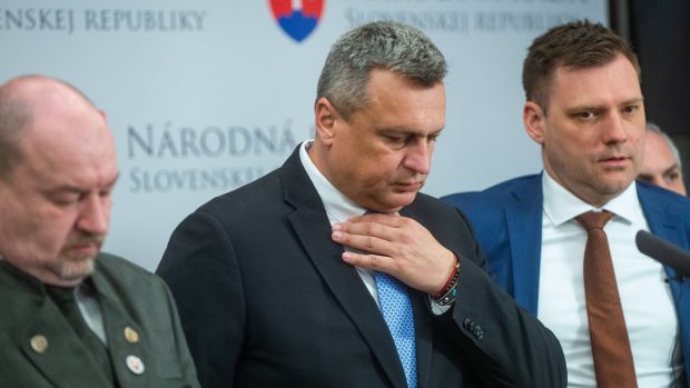 Zleva poslanec za SNS Rudolf Huliak, šéf SNS Andrej Danko a ministr životního prostředí za SNS Tomáš Taraba