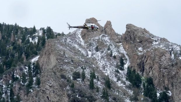 Záchranáři po přeletu vrtulníků odpoledne konstatovali, že dva muži ve věku 32 a 23 let zahynuli