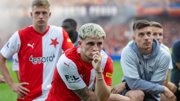 Zklamaní fotbalisté pražské Slavie David Zima, Christos Zafeiris a Michal Tomič