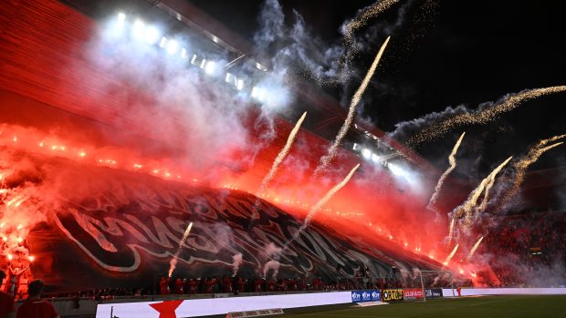 Pyrotechnika během utkání pražské Slavie na stadionu v Edenu