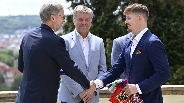 Premiér Petr Fiala převzal od kapitána českých hokejistů Romana Červenky jeho dres