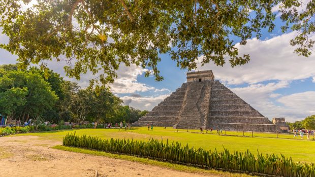 Pohled na mayskou zříceninu El Castillo (Kukulkánova pyramida) v Chichén Itzá