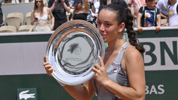 Tereza Valentová s trofejí pro vítězku juniorského turnaje Roland Garros