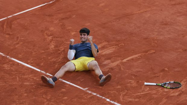 Carlos Alcaraz slaví premiérový titul na Roland Garros. Ve finále v pěti setech udolal Alexandera Zvereva