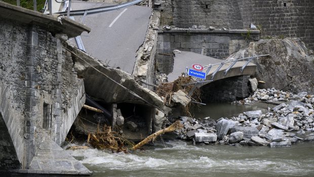 Zničený most, který strhla voda z řeky Meggia poblíž města Cevio ve Švýcarsku