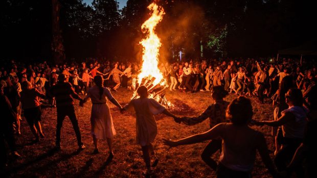 Lidé tančí u ohně při oslavách svátku svatého Jana a letního slunovratu ve Vilniusu