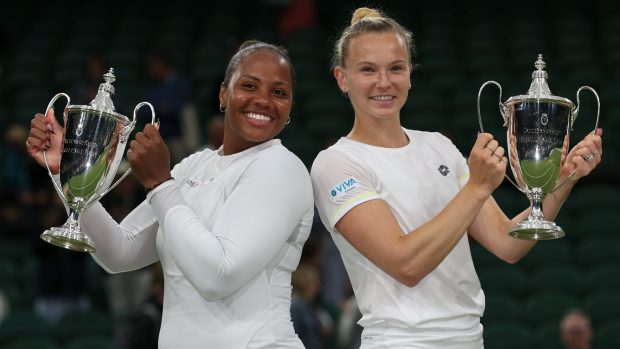 Kateřina Siniaková se spoluhráčkou Taylor Townsendovou pózují s trofejí po vítězství na Wimbledonu