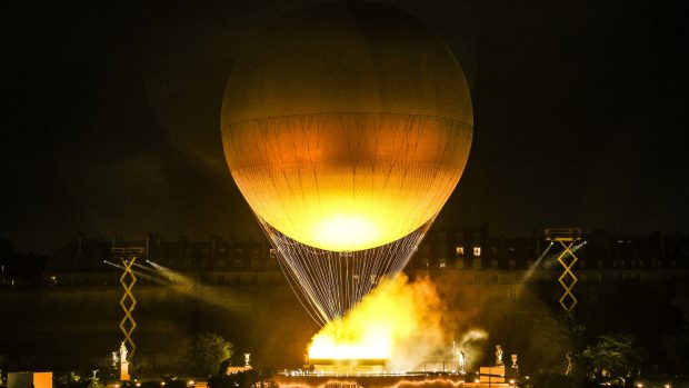 Olympijský oheň při slavnostním záhájení v Paříži putoval v balónu