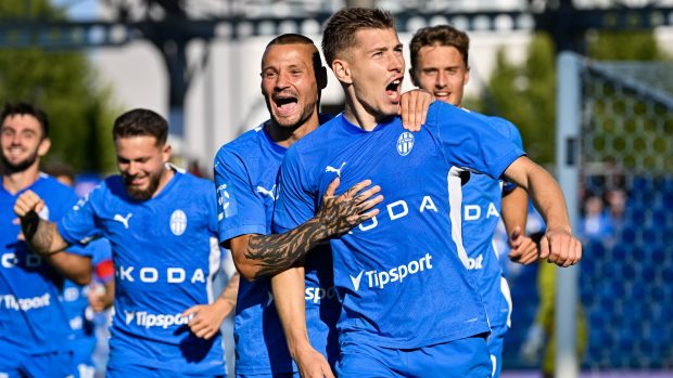 Mladoboleslavský Daniel Mareček slaví se spoluhráči vstřelenou branku. Proti Slovácku zaznamenal hattrick