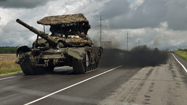 Ruský bojový tank T-72 projíždí nedaleko města Sudža