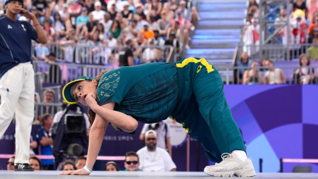 Rachael Gunnová předvádí své umění v disciplíně breakdance na olympijských hrách v Paříži