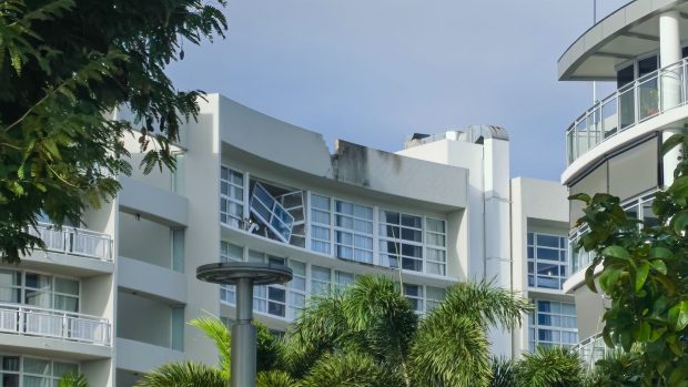 Stopy po nárazu vrtulníku do hotelu Hilton Double Tree ve městě Cairns,