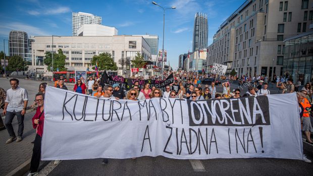 Herci nesli velký transparent s nápisem „Kultura má být otevřená a žádná jiná!“