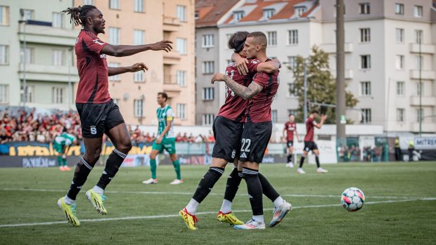 Sparťanští fotbalisté Victor Olatunji, Veljko Birmančević a Lukáš Haraslín slaví gól do sítě Bohemians