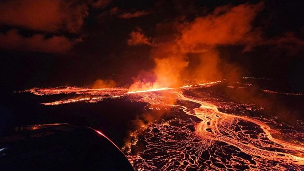 Sopka na jihozápadě Islandu vybuchla ve čtvrtek 22. srpna 2024 již pošesté od prosince a novou trhlinou na poloostrově Reykjanes vychrlila červenou lávu