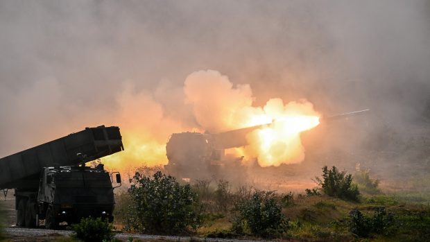 Příslušníci americké armády odpalují HIMARS při cvičení na Jávě v Indonésii