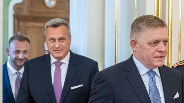 Předsedové slovenských koaličních stran. Zleva Matúš Šutaj Eštok (Hlas), Andrej Danko (SNS) a Robert Fico (Směr)