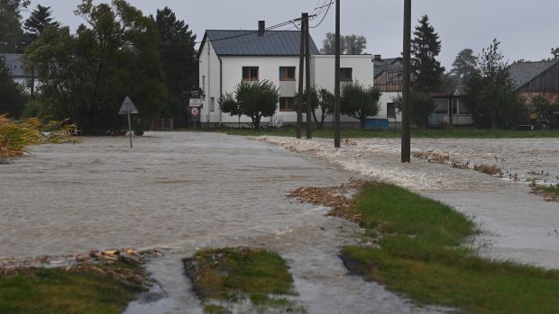 Řeka Opava zaplavila pole a příjezdovou silnici do městské části Držkovice