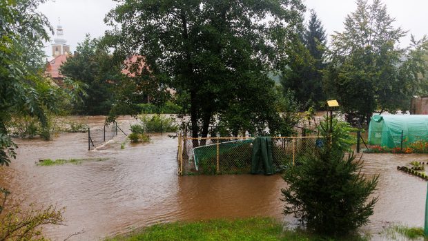 Úroveň povodní v Kladsku. Povodňová výstraha pro Dolní Slezsko v Polsku se vyvíjí. Vody je stále více.