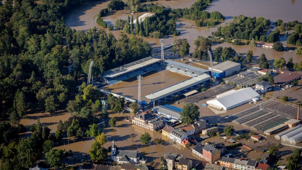 Pohled na zatopený fotbalový stadion SFC Opava