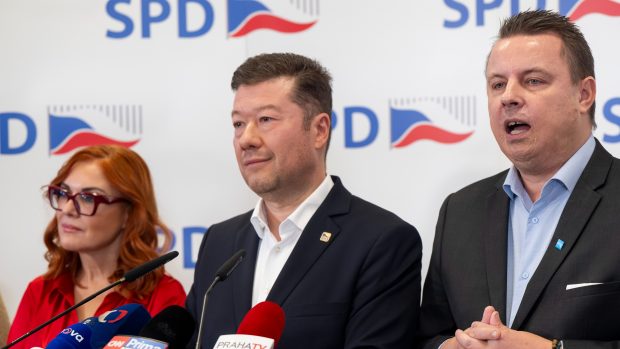 Zleva šéfka Trikolory Zuzana Majerová, předseda SPD Tomio Okamura a předseda hnutí PRO Jindřich Rajchl na tiskové konferenci