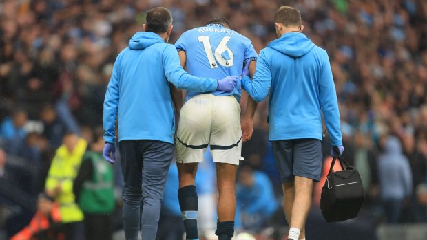 Zraněný Rodri z Manchesteru City v péči lékařů během zápasu s Arsenalem