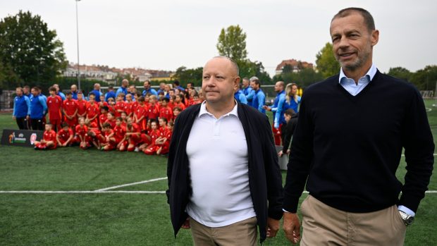 Předseda Fotbalové asociace České republiky Petr Fousek s předsedou UEFA Aleksanderem Čeferinem před začátkem jednání UEFA v Praze