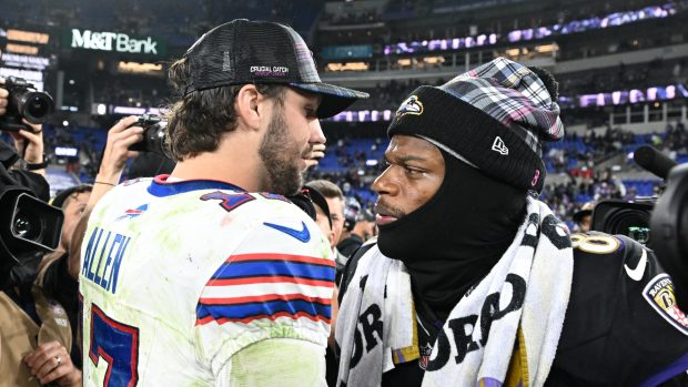 Hlavní kandidáti na ocenění MVP základní části NFL Josh Allen a Lamar Jackson po vzájemném utkání