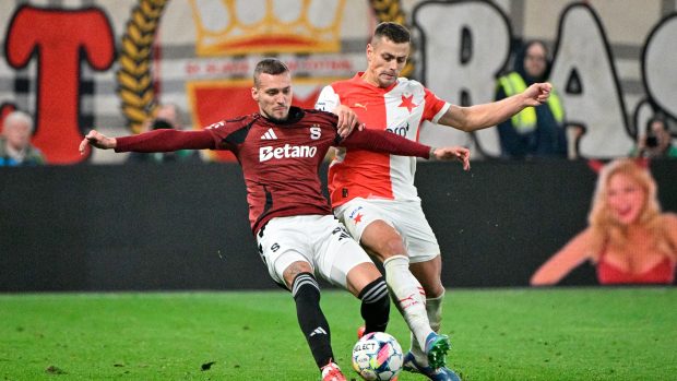 Lukáš Haraslín ze Sparty a Tomáš Holeš ze Slavie v souboji o míč